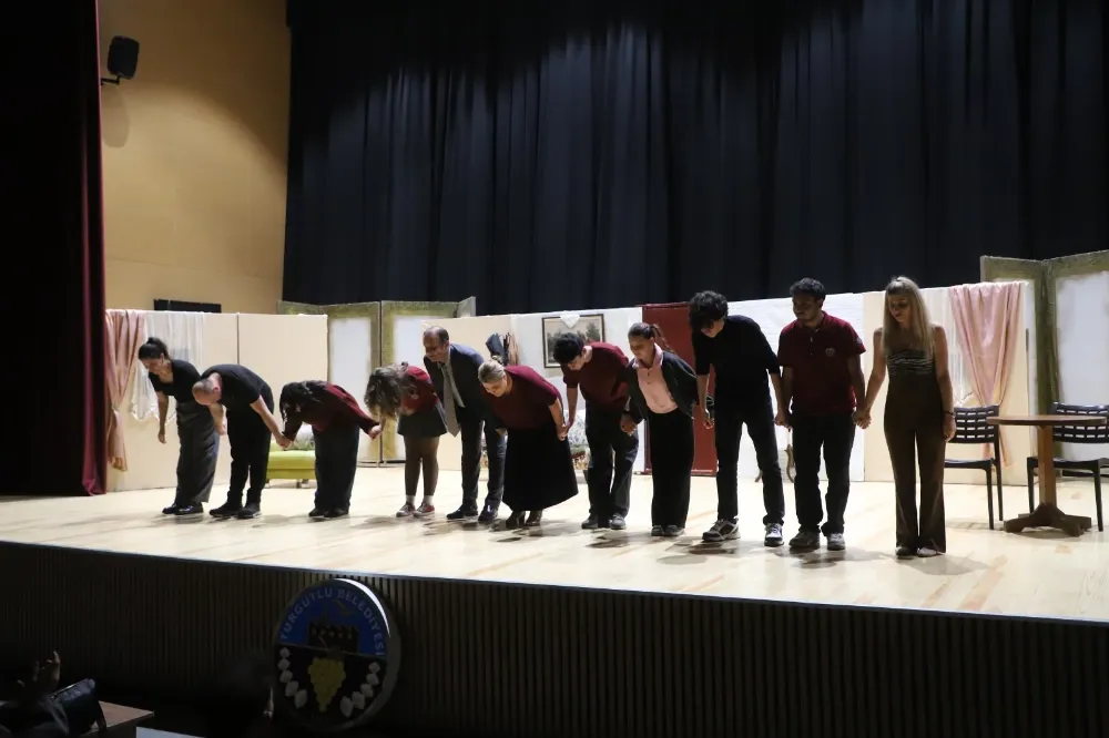 Turgutlu’da “Yarınlara Geç Kalmadan” oyununa yoğun ilgi