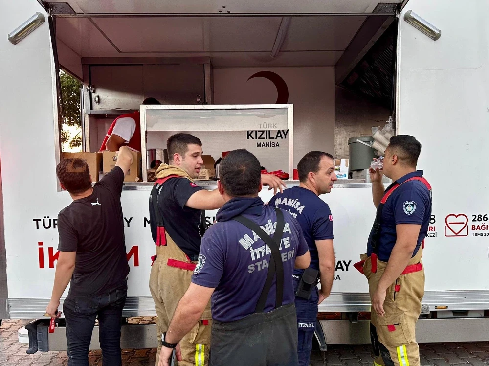 Kızılay Manisa, Orman Yangınına Müdahale Eden Ekiplere Destek Oldu